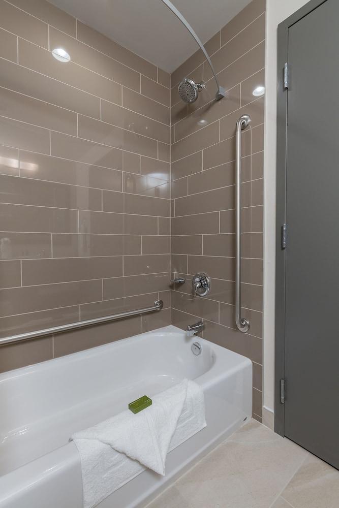 Best Western Plus Chestermere Hotel Exterior foto